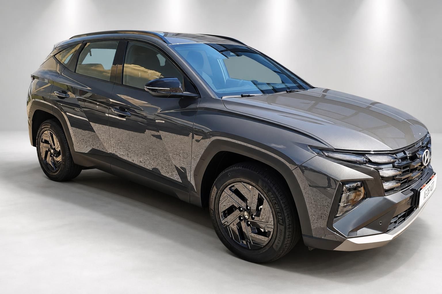 Hyundai Tucson SUV Frontansicht seitlich in Grau, Neuwagen Studioaufnahme