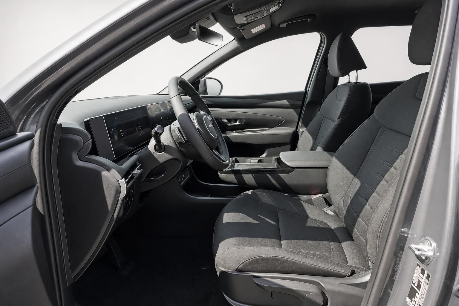 Innenraum Hyundai mit Blick auf Fahrersitz, Lenkrad und Cockpit-Display