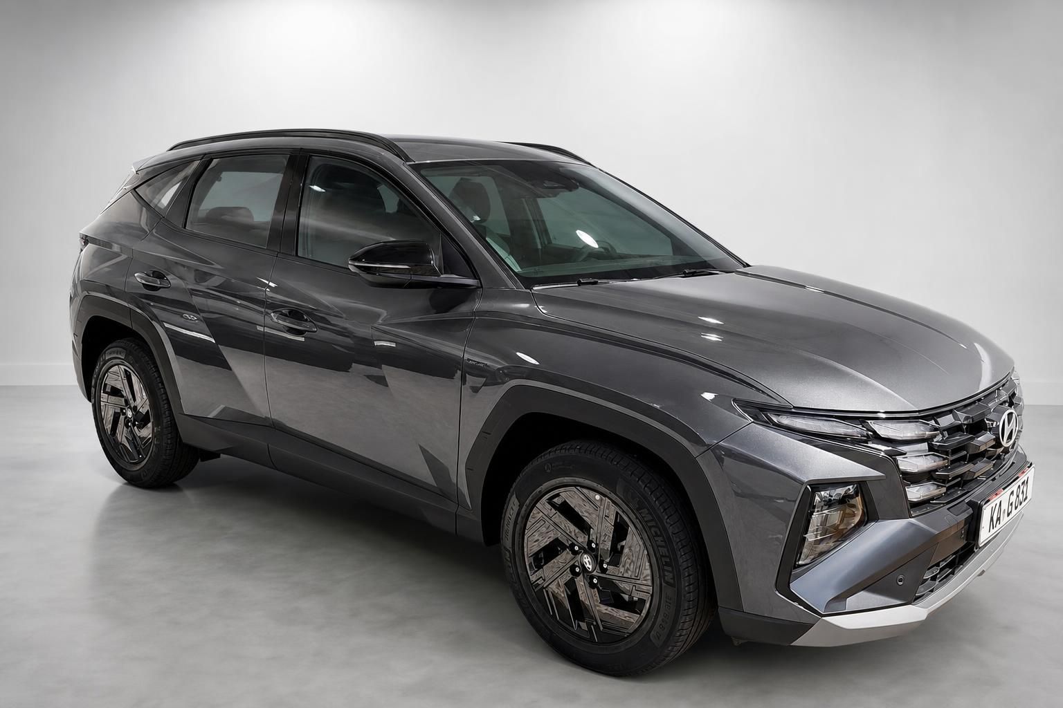 Hyundai Tucson grau metallic SUV Frontansicht seitlich im Studio