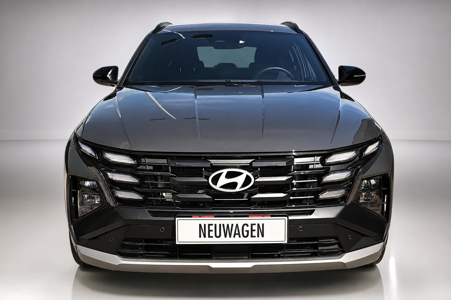 Hyundai Tucson schwarz Frontansicht mit Kennzeichen Neuwagen im Studio