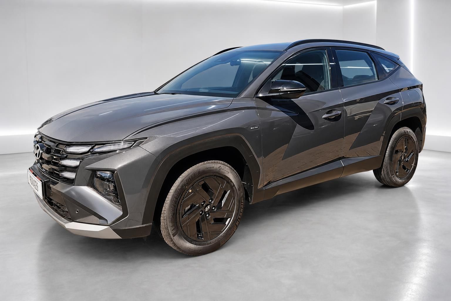 Hyundai Tucson braun SUV Frontansicht seitlich im Studio fotografiert