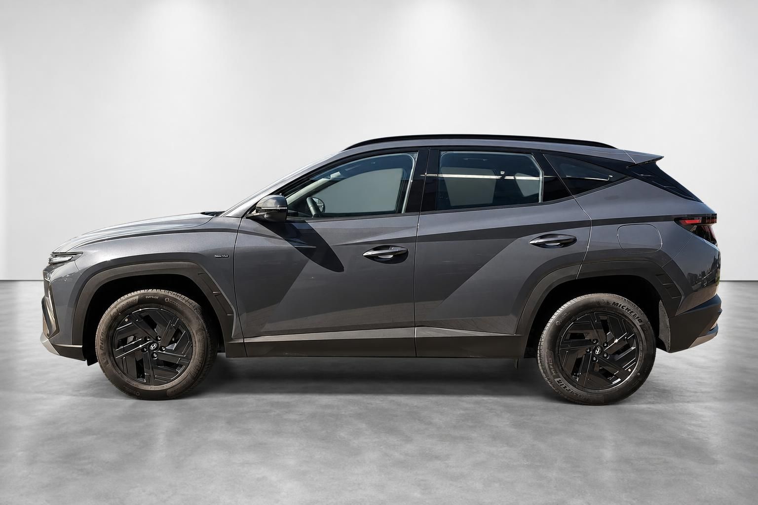 Hyundai Tucson grau SUV Seitenansicht komplett im Fotostudio