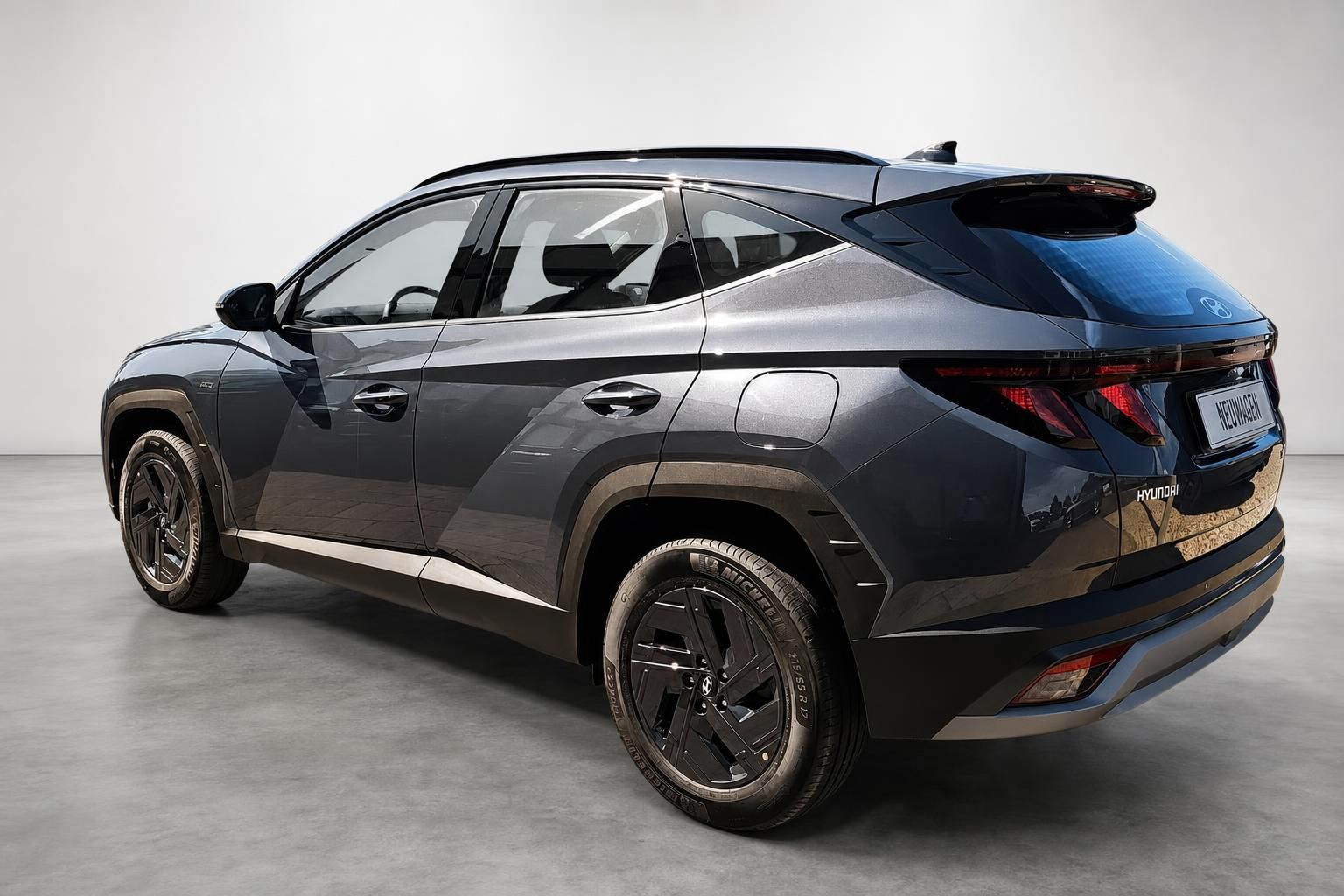 Hyundai Tucson grau SUV Heckansicht mit Kennzeichen im Studio