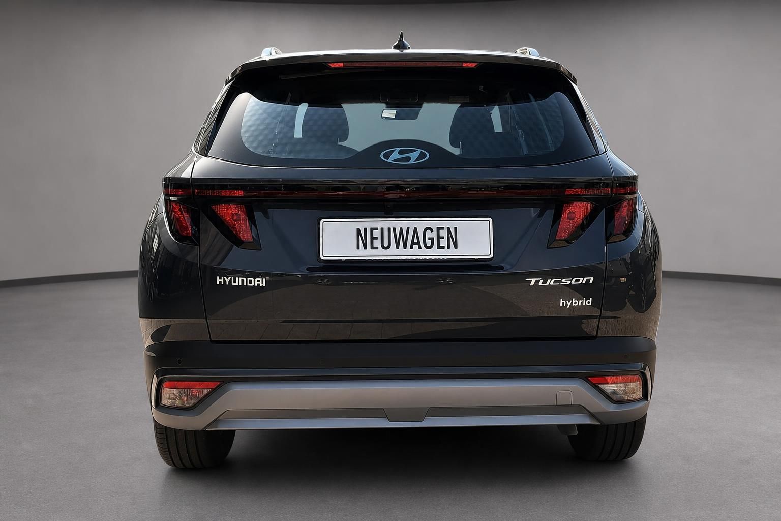 Hyundai Tucson Hybrid SUV Heckansicht in Schwarz, Studioaufnahme