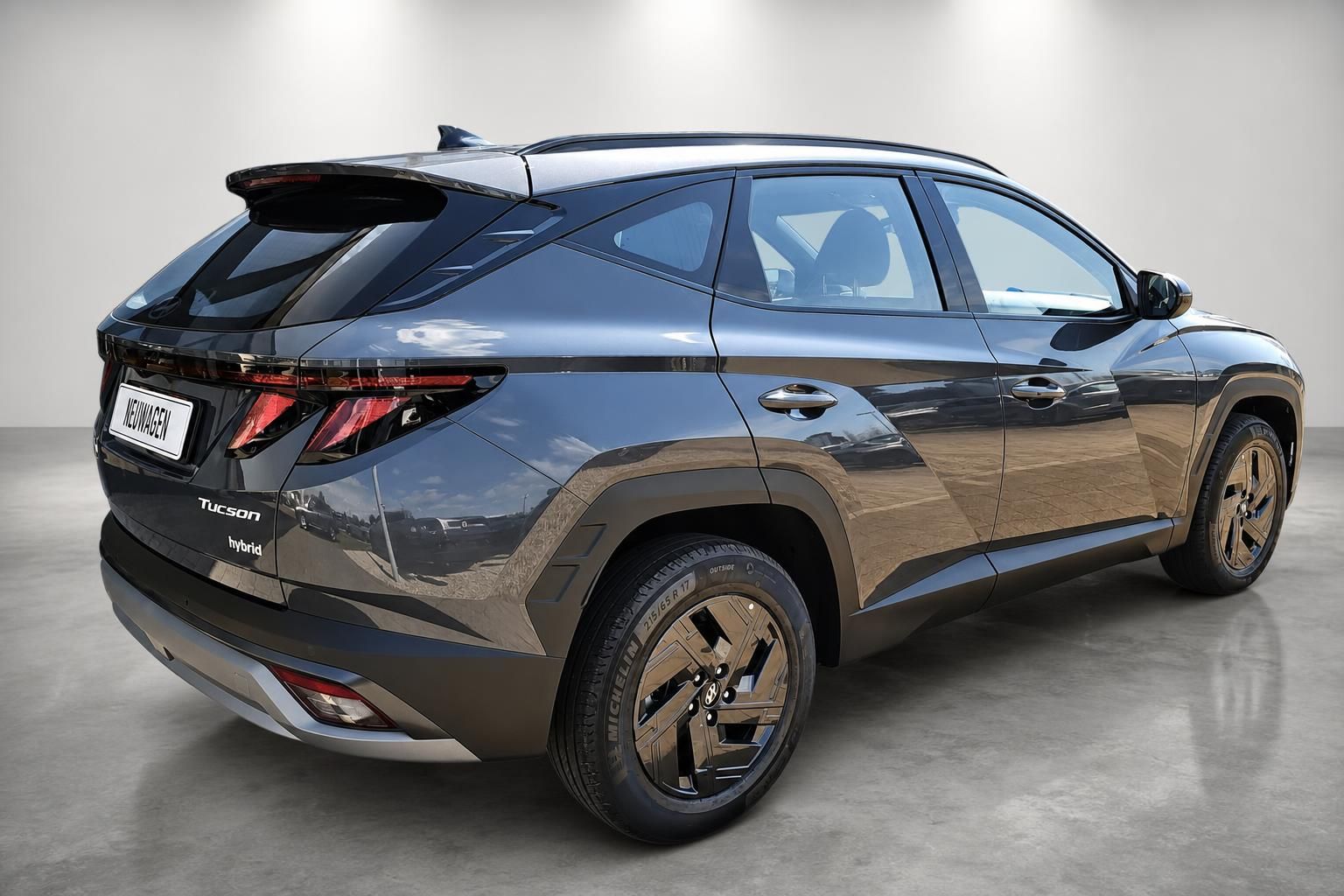Hyundai Tucson Hybrid SUV Heck-Seitenansicht in Schwarz mit Alufelgen