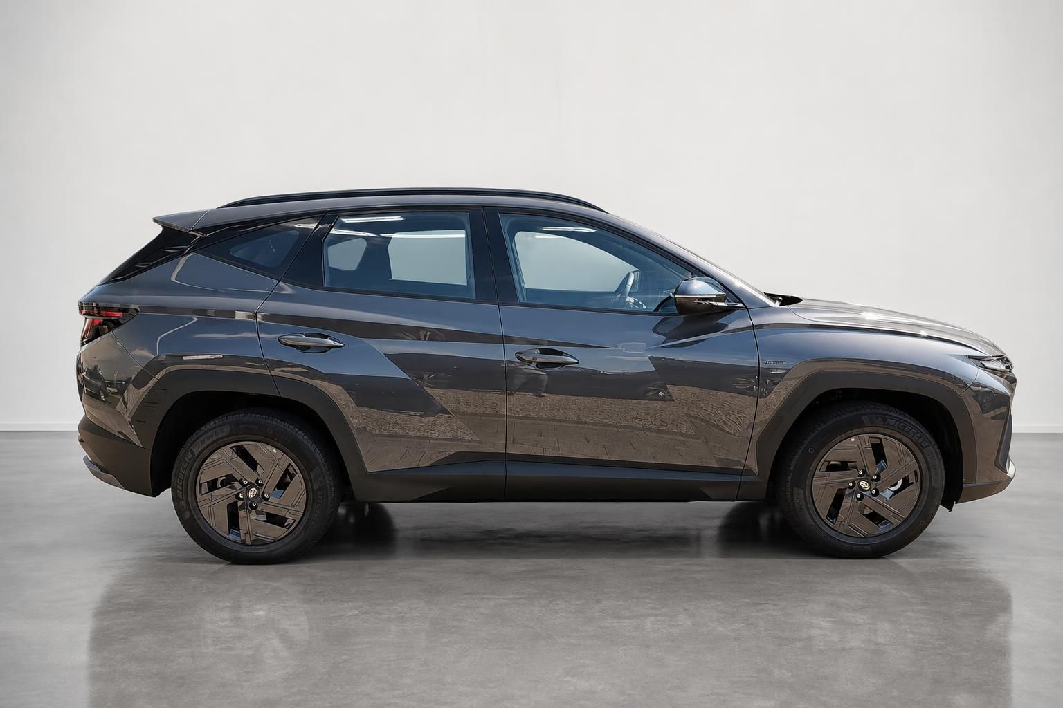 Hyundai Tucson SUV Seitenansicht in Braun-Grau, Studiofoto