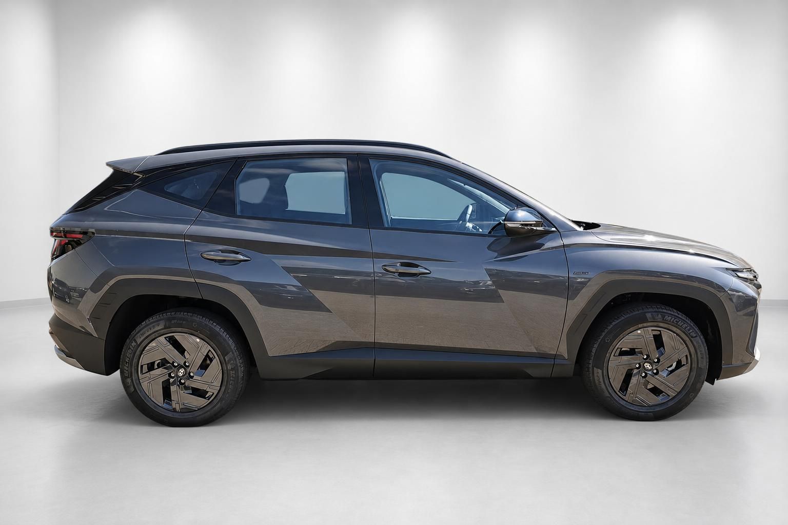 Hyundai Tucson SUV Seitenansicht in Grau-Metallic vor weissem Hintergrund