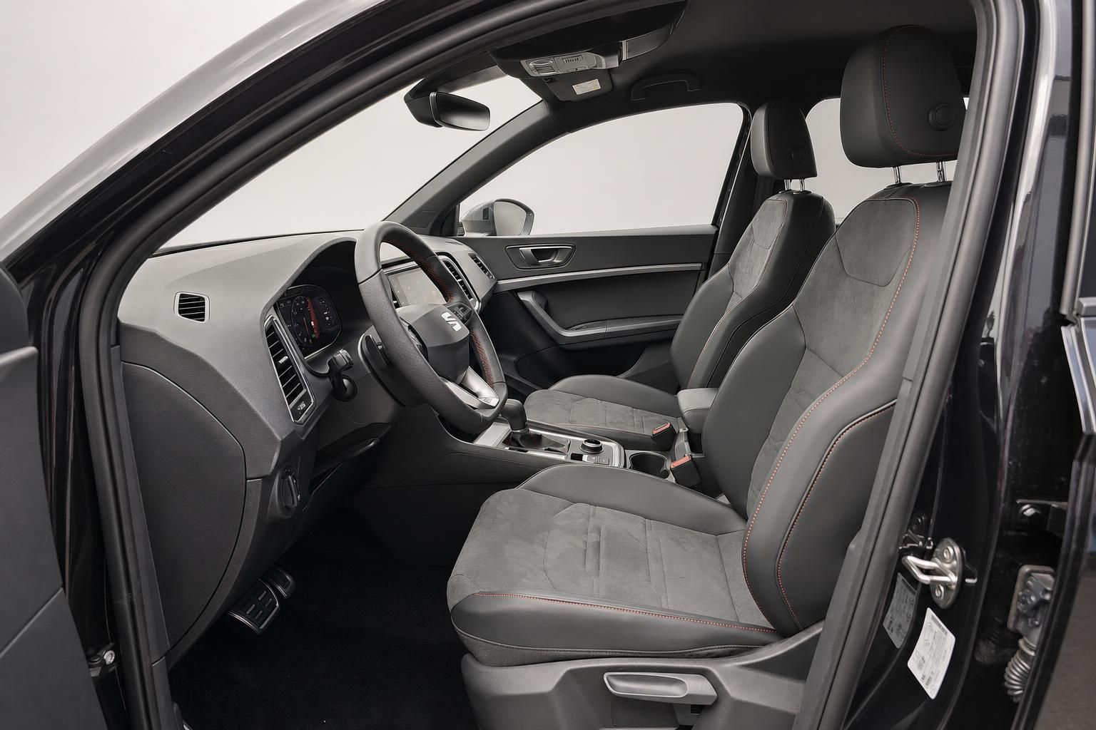 SEAT Ateca Innenraum Vordersitze mit roter Ziernaht