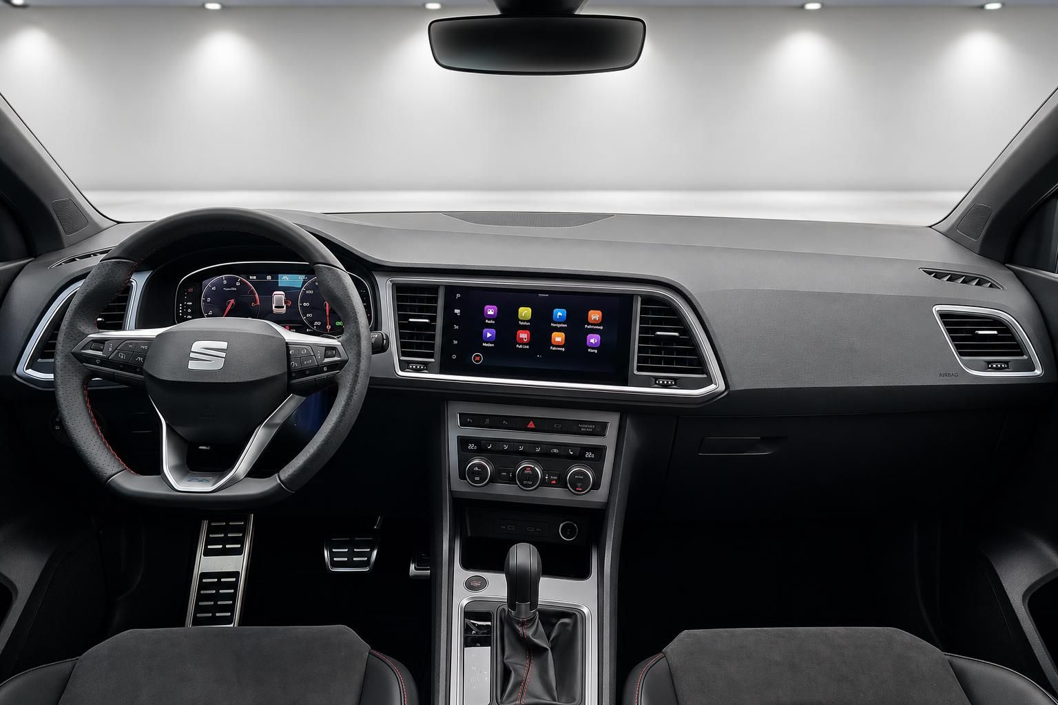 SEAT Innenraum mit Cockpit, Lenkrad und Infotainment-Display
