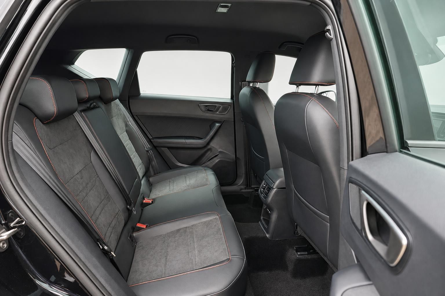 SEAT Rücksitzbank mit schwarzem Lederinterieur, Blick durch Tür