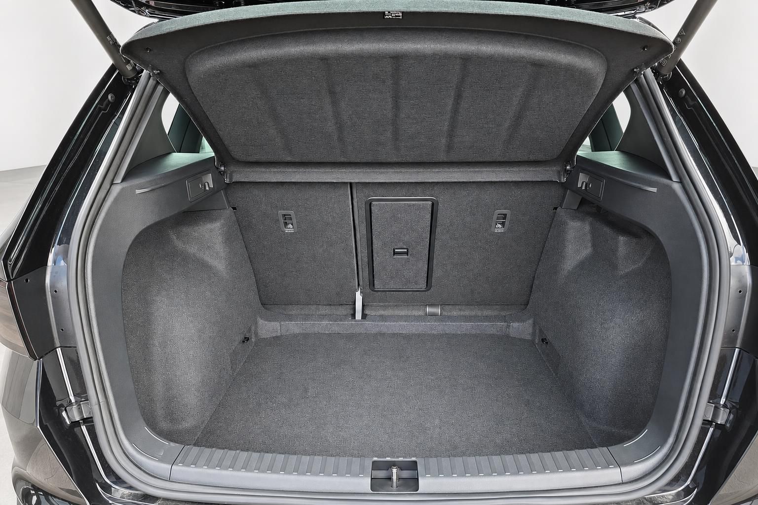 Kofferraum des SEAT mit geöffneter Heckklappe, leer und geräumig