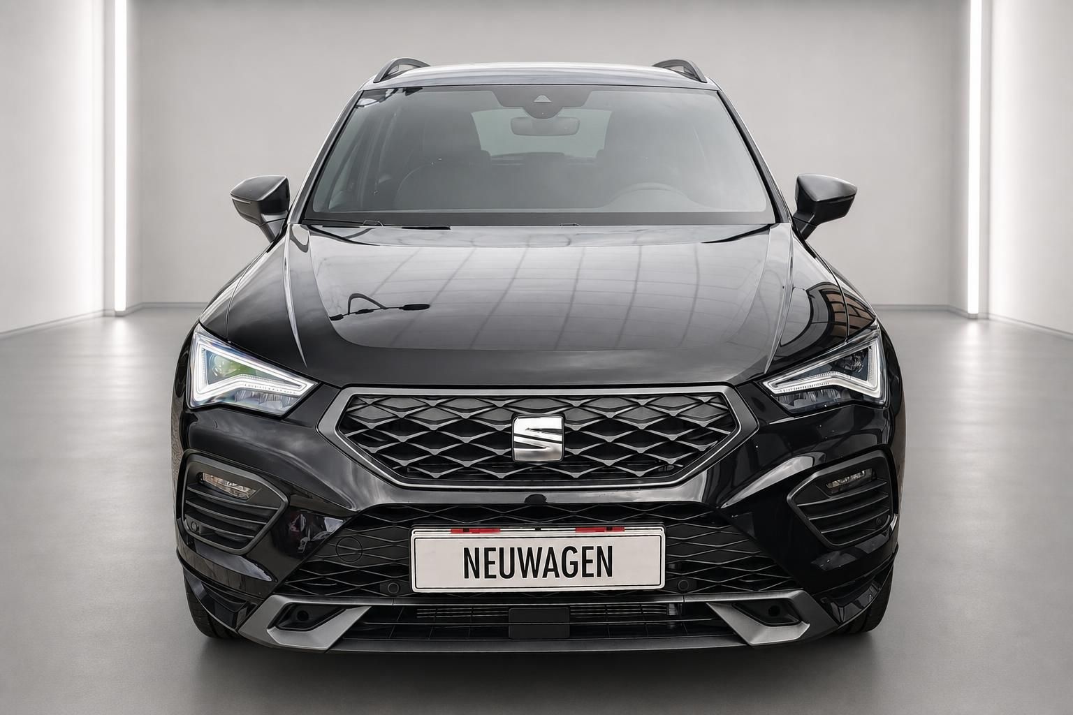 Seat Ateca schwarz SUV Frontansicht mit Kühlergrill