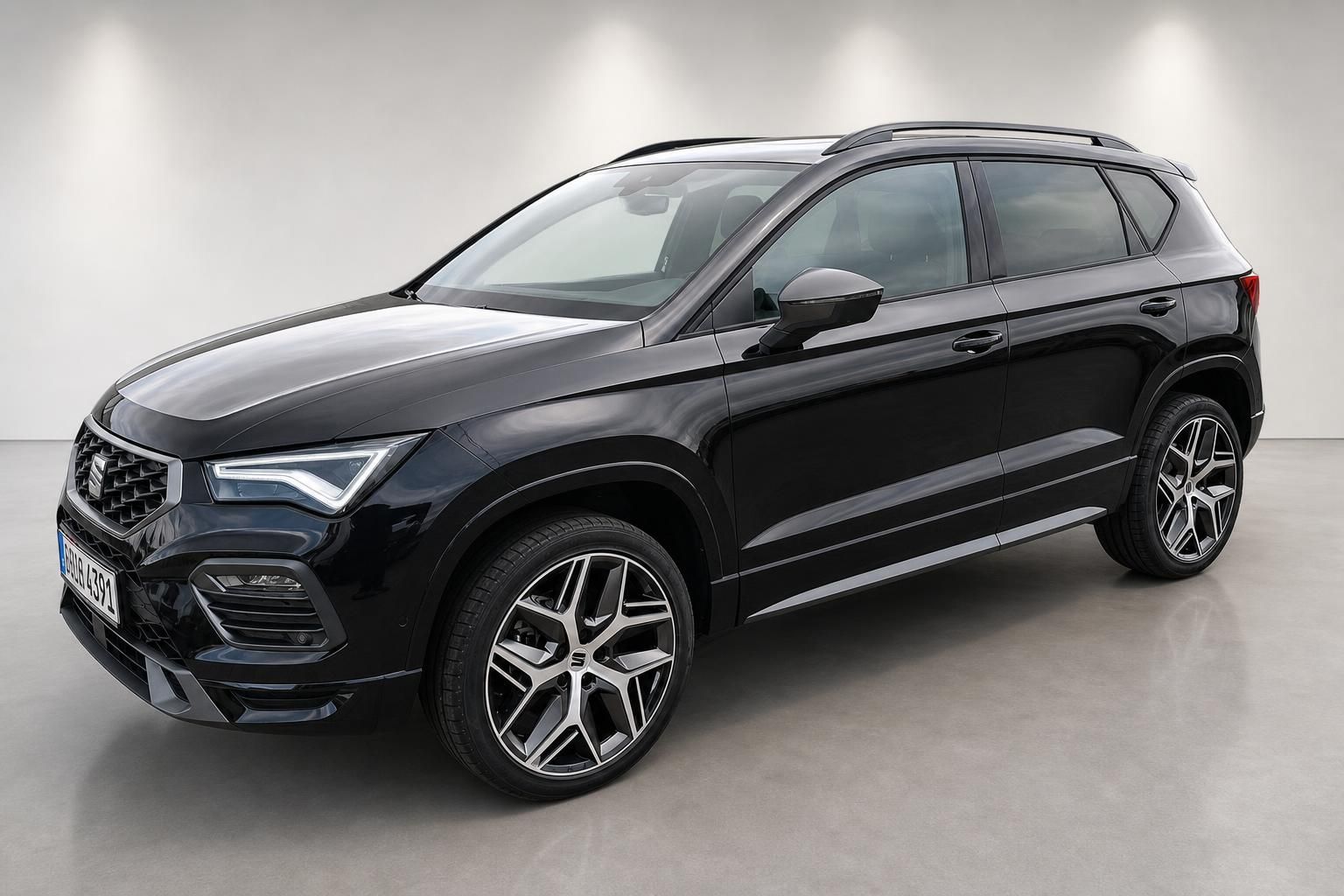 Seat Ateca schwarz SUV Seitenansicht schräg vorne