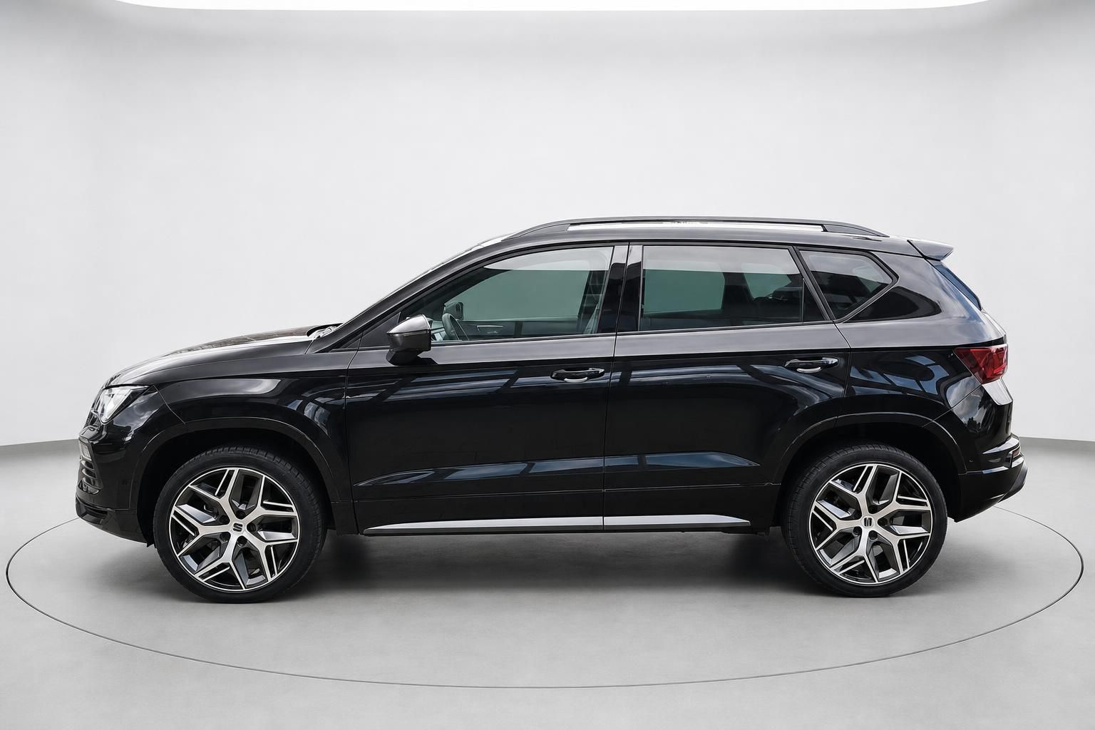 Seat Ateca schwarz SUV Seitenansicht Profil komplett