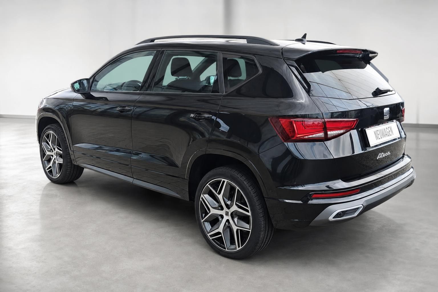 Seat Ateca schwarz SUV Heckansicht schräg mit Rückleuchten