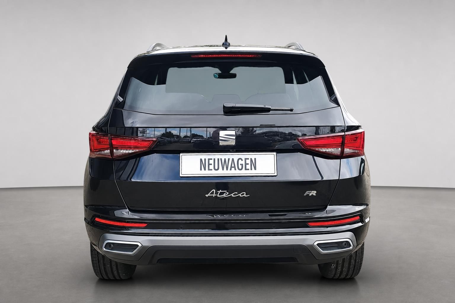 SEAT Ateca FR schwarz Heckansicht Neuwagen im Studio