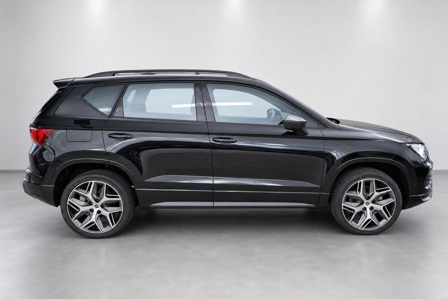 SEAT Ateca FR schwarz Seitenansicht mit Alufelgen