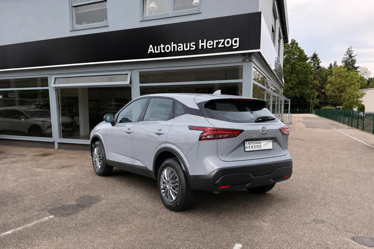 Nissan Qashqai Schrägansicht hinten silber - SUV mit sportlichen Proportionen und dunkler Verglasung