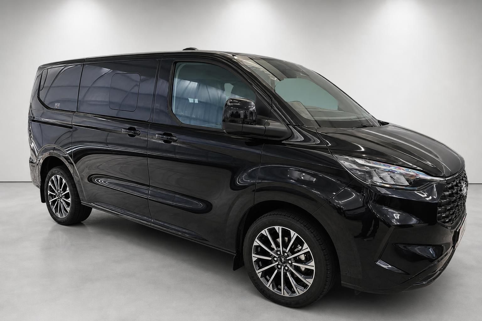 Ford Tourneo Custom schwarz, Frontansicht seitlich im Studio
