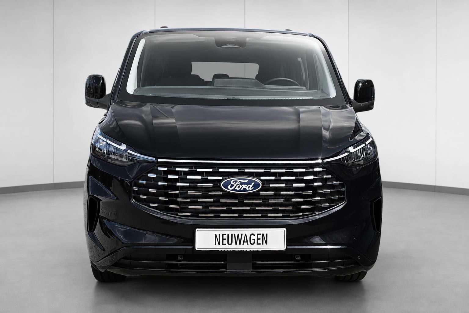 Ford Tourneo Custom schwarz, Frontansicht mit Kennzeichen Neuwagen