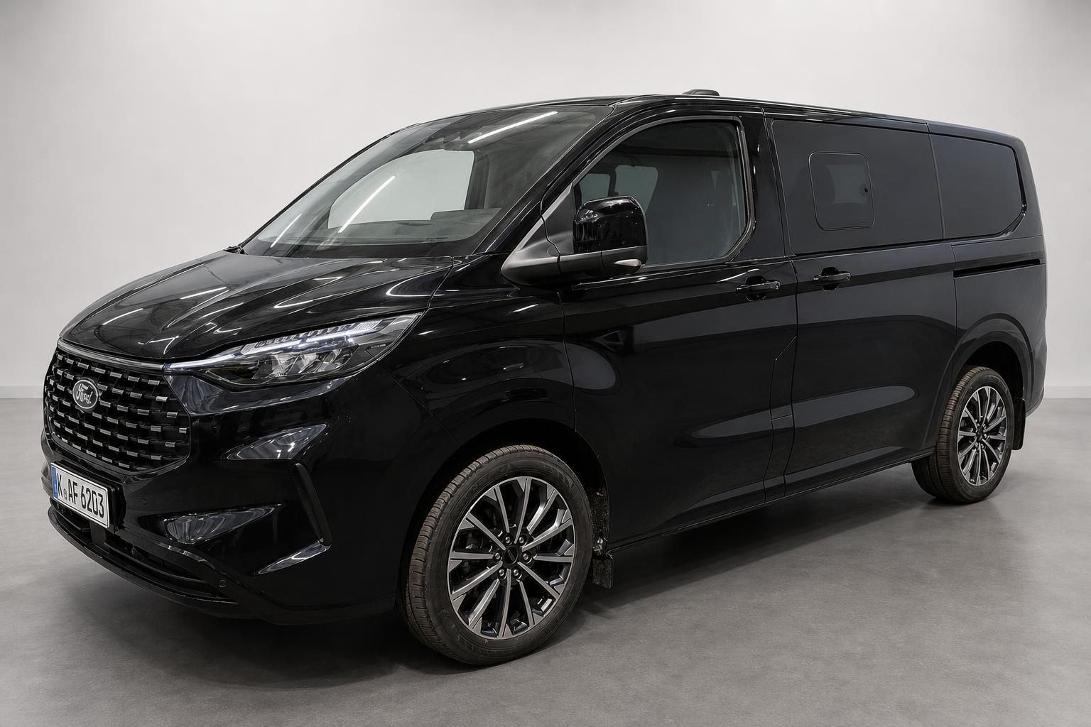 Ford Tourneo Custom schwarz, Frontansicht schraeg mit Kennzeichen