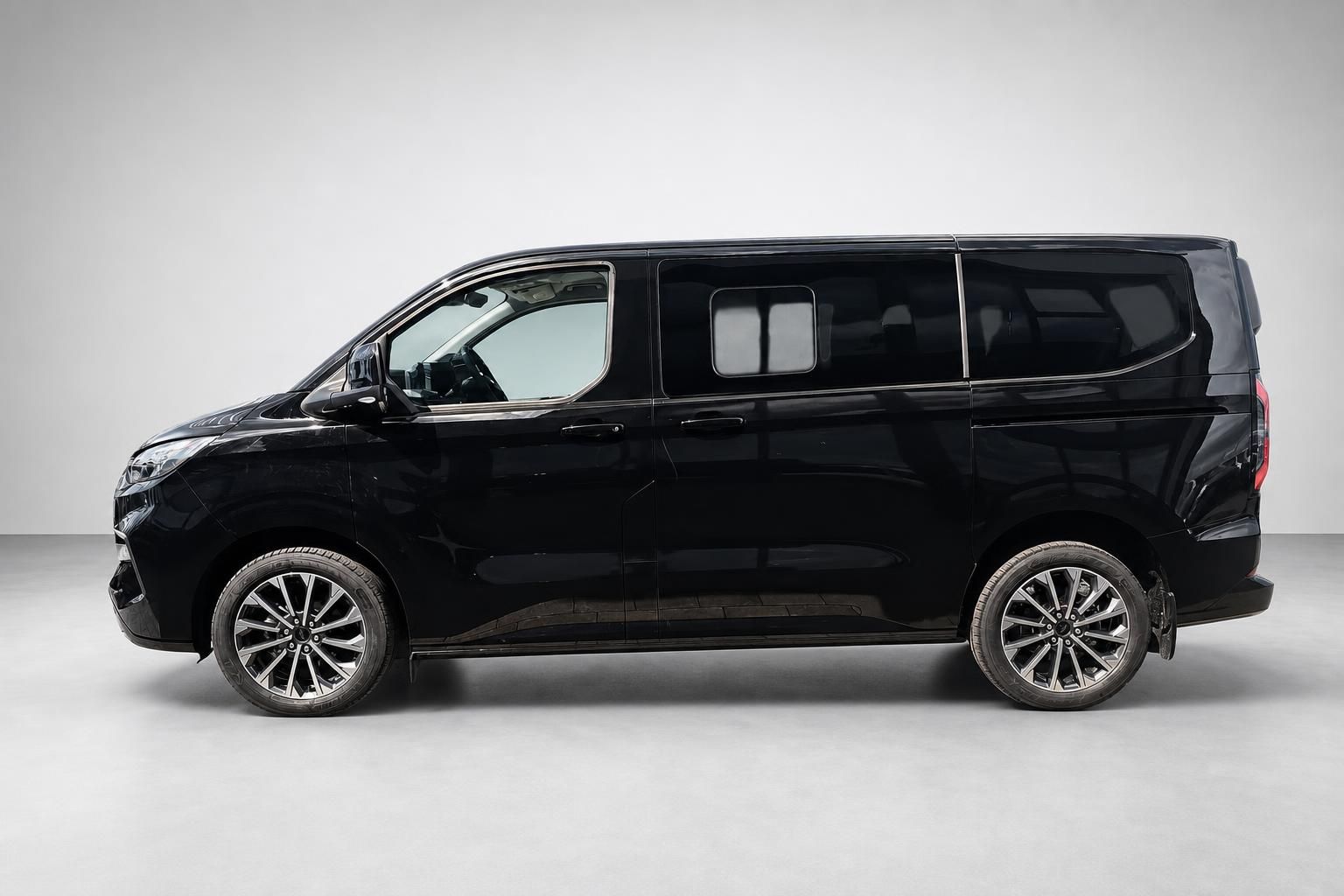 Ford Tourneo Custom schwarz, Seitenansicht im Fotostudio