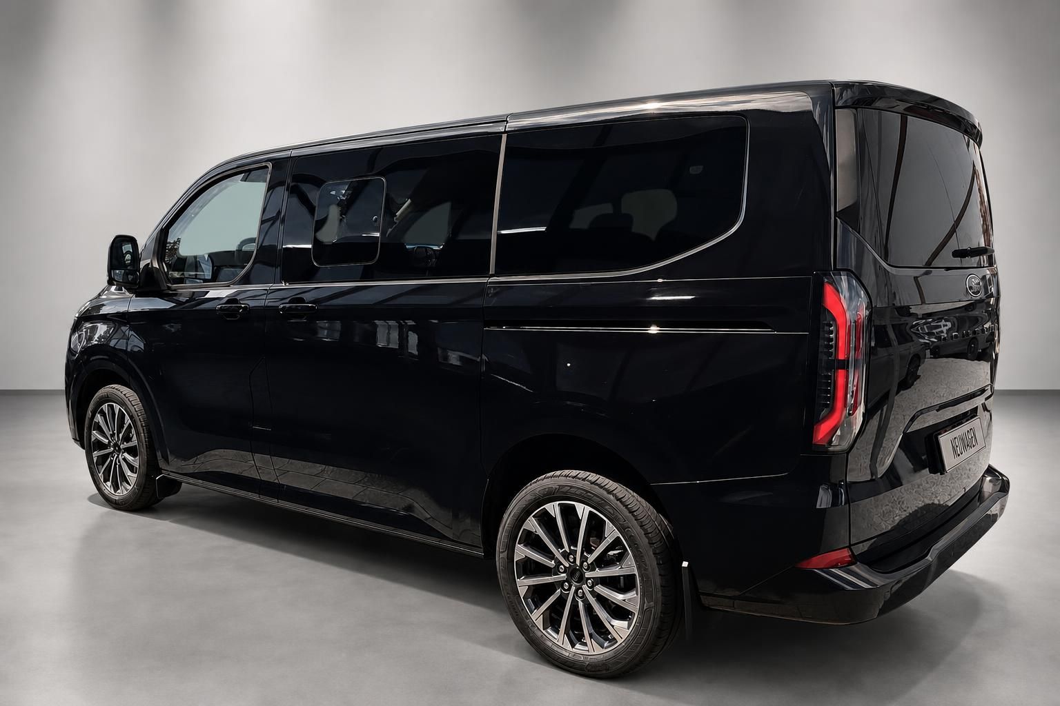 Ford Tourneo Custom schwarz, Heckansicht seitlich im Studio
