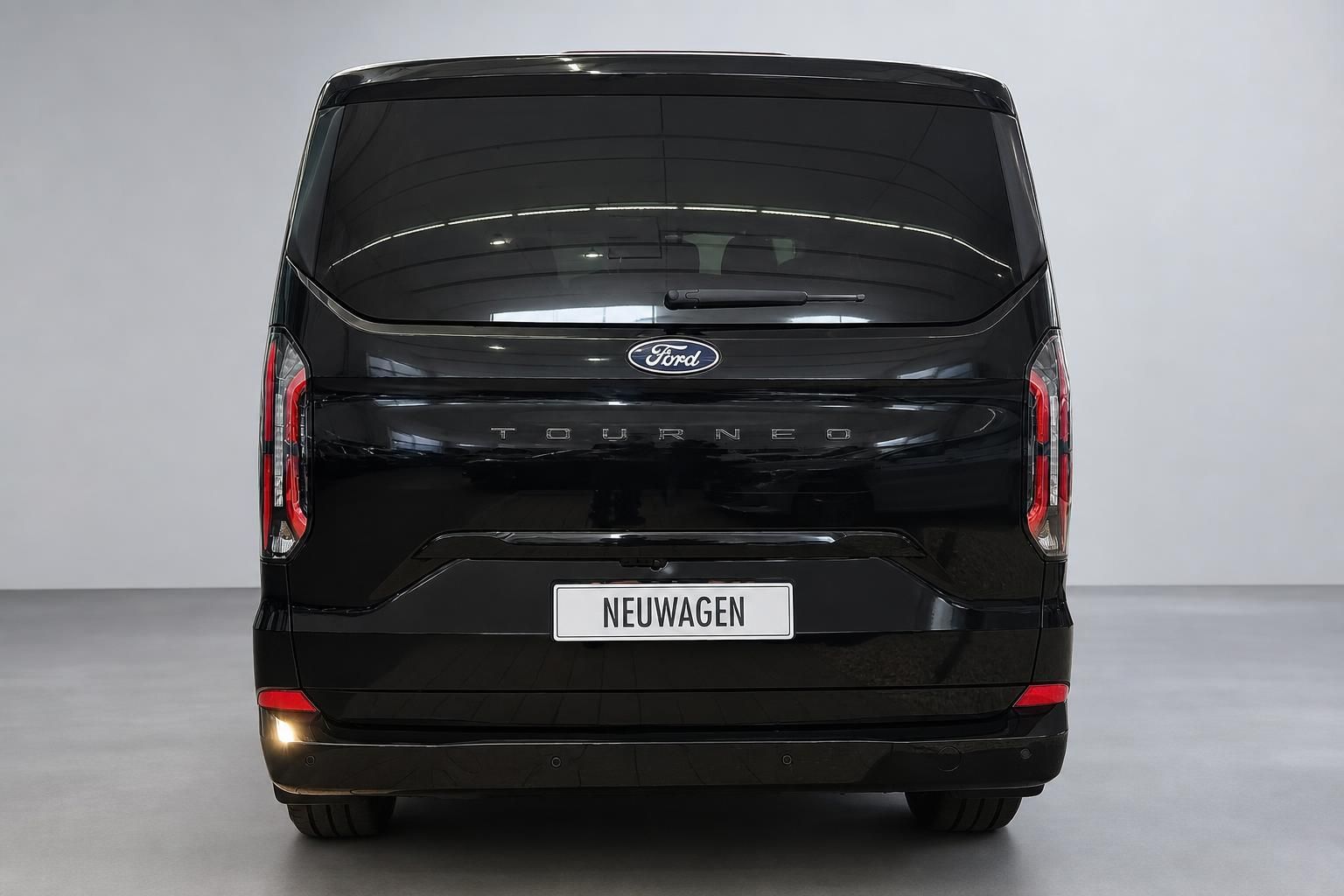 Ford Tourneo schwarz Heckansicht mit Kennzeichen Neuwagen