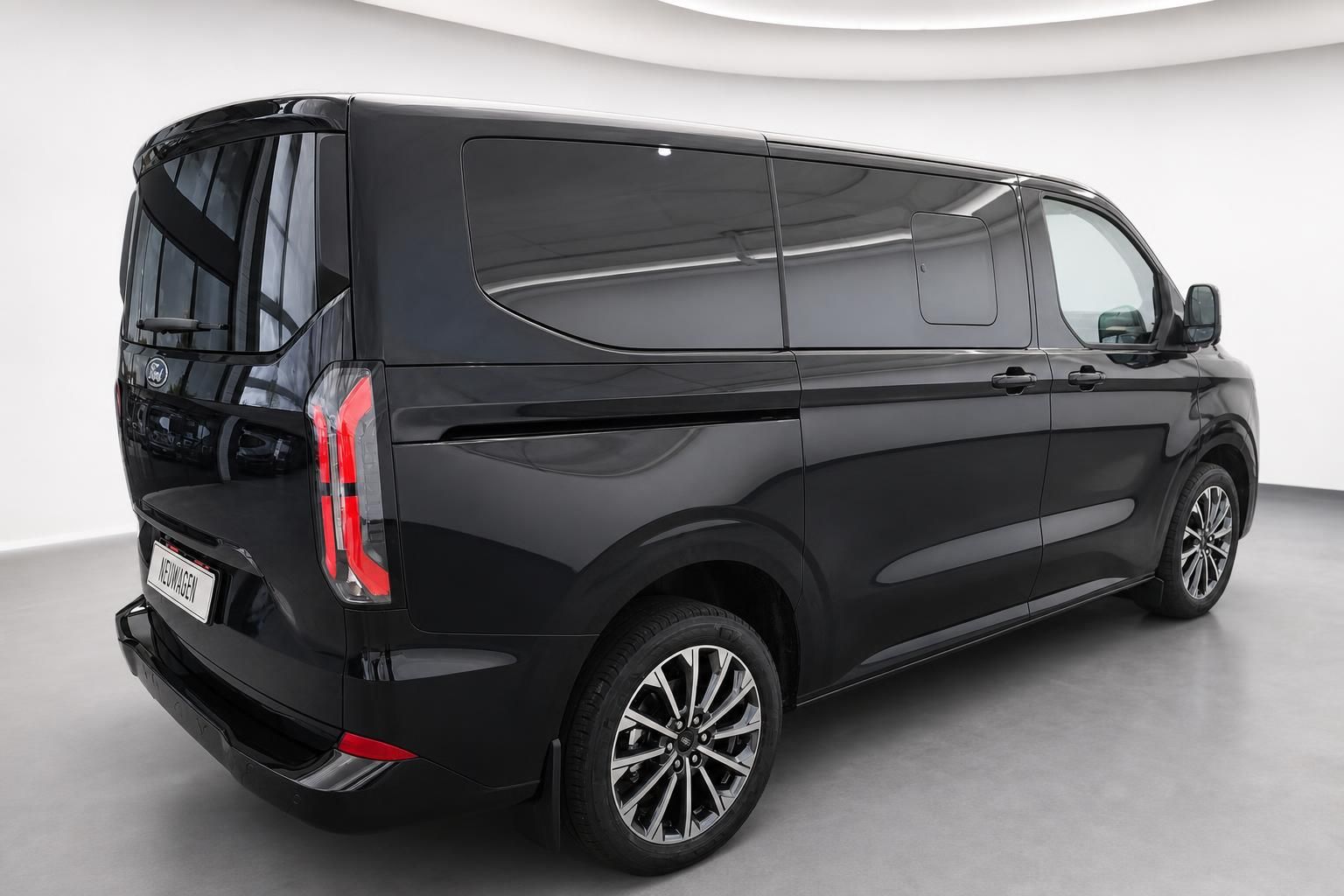 Ford Tourneo Custom schwarz Heckansicht schraeg Neuwagen