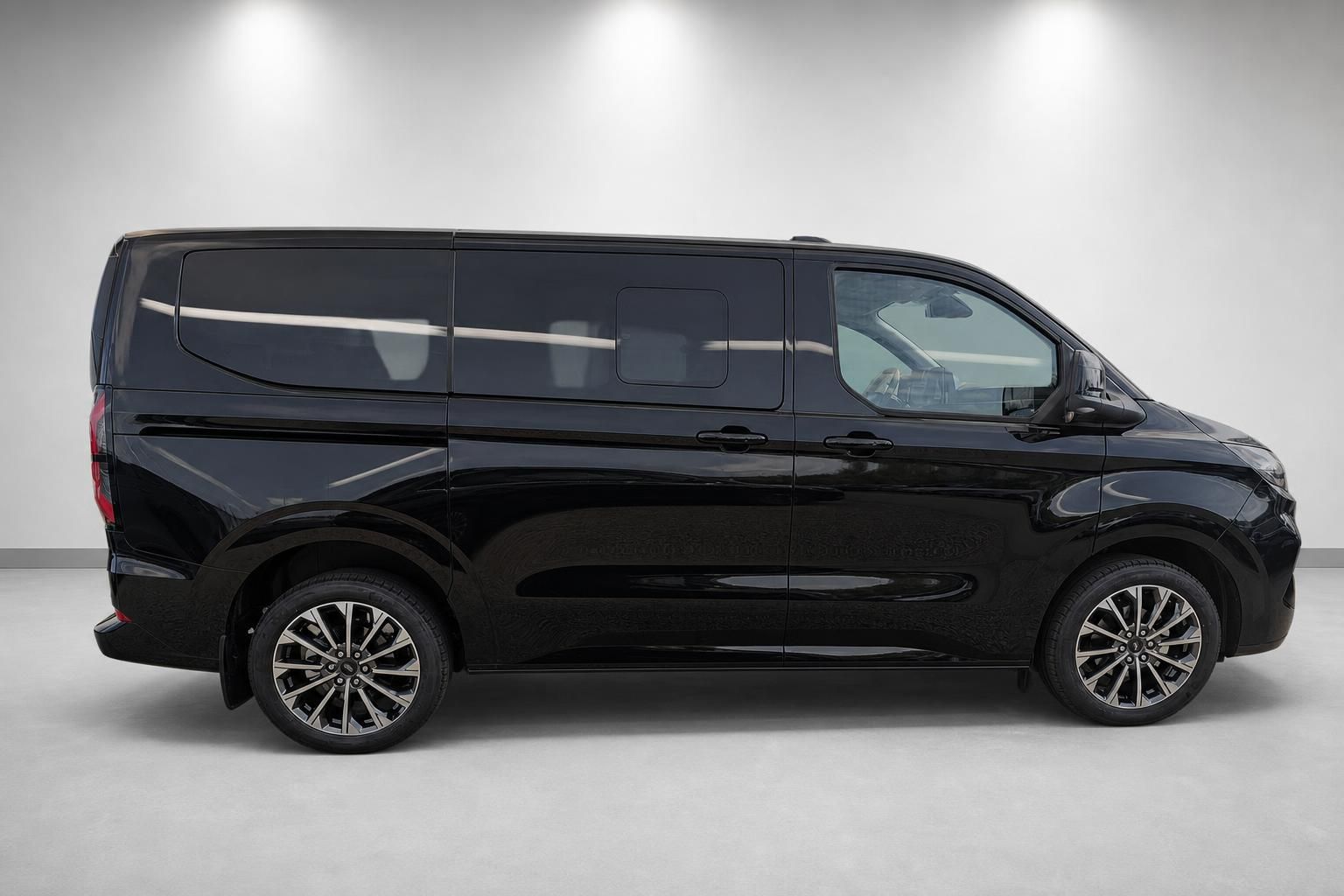 Ford Tourneo Custom schwarz Seitenansicht Van Neuwagen