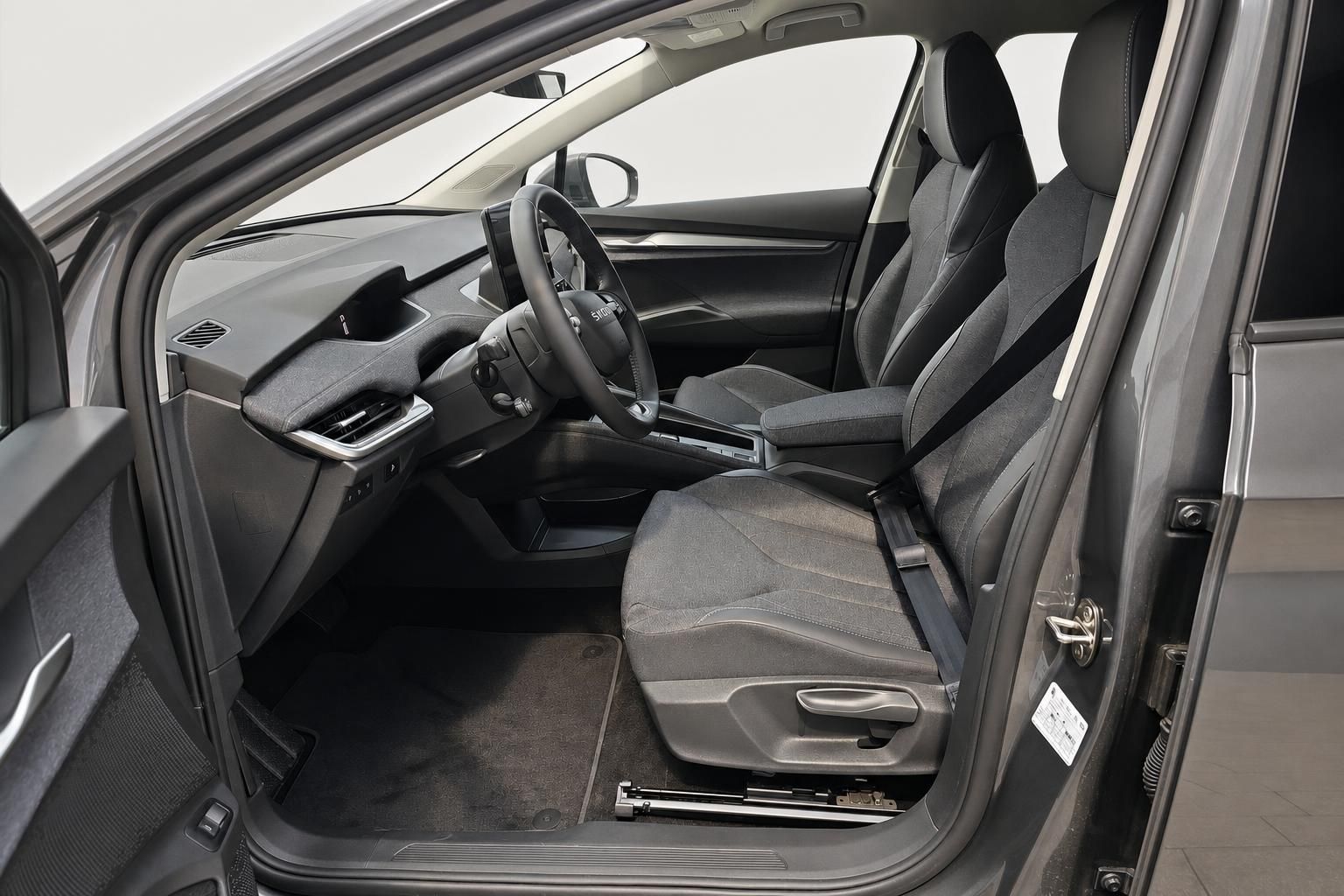 Skoda Innenraum mit Vordersitzen und Cockpit im Detail
