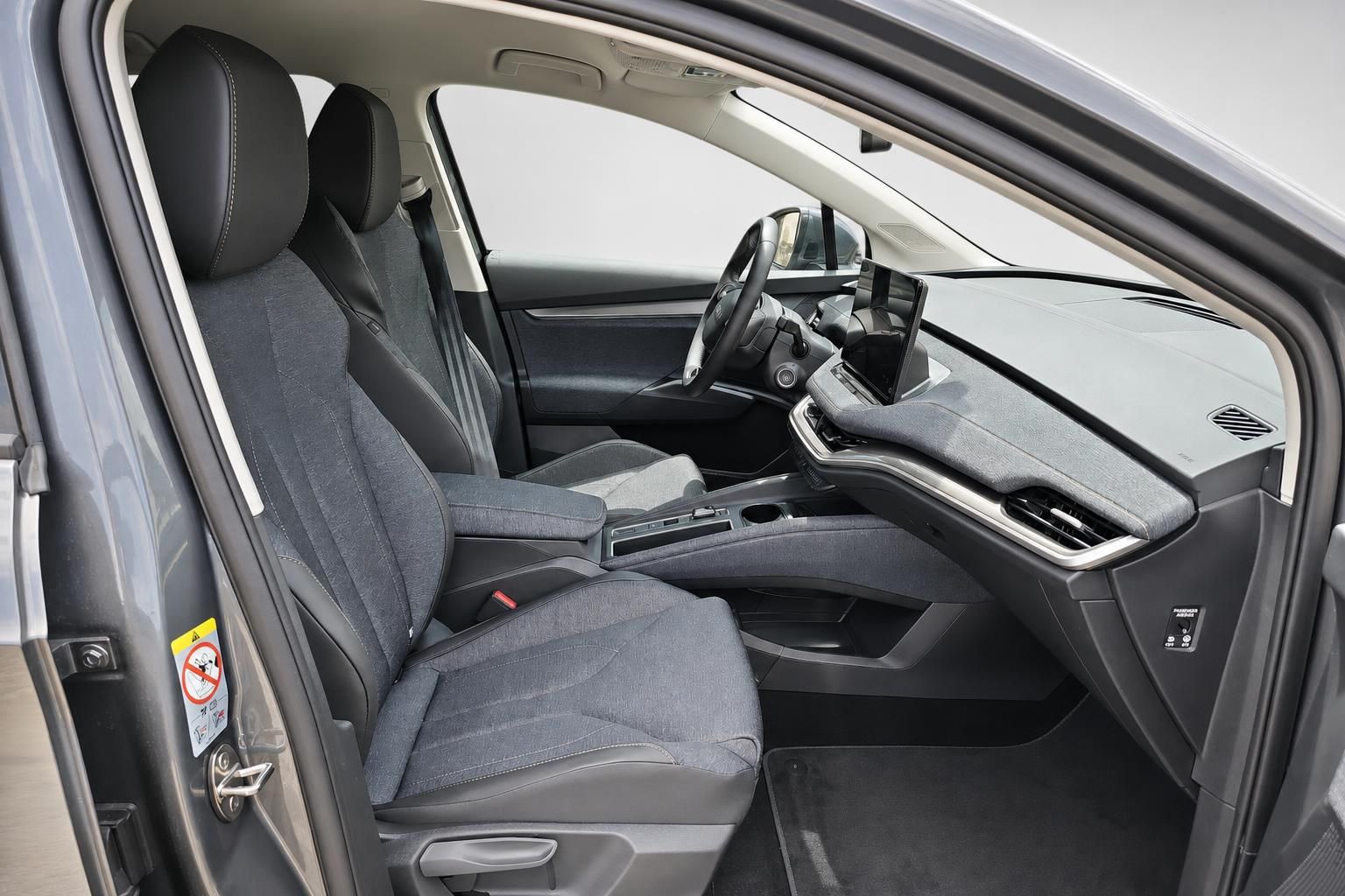 Skoda Innenraum mit Sitzen, Mittelkonsole und Lenkrad