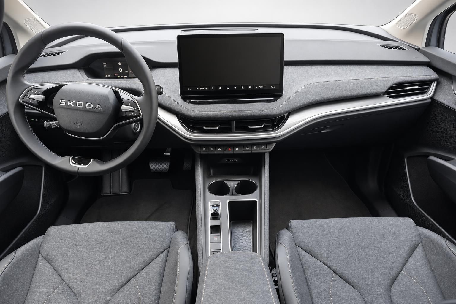 Skoda Cockpit mit Lenkrad, Touchscreen und Sitzen im Innenraum