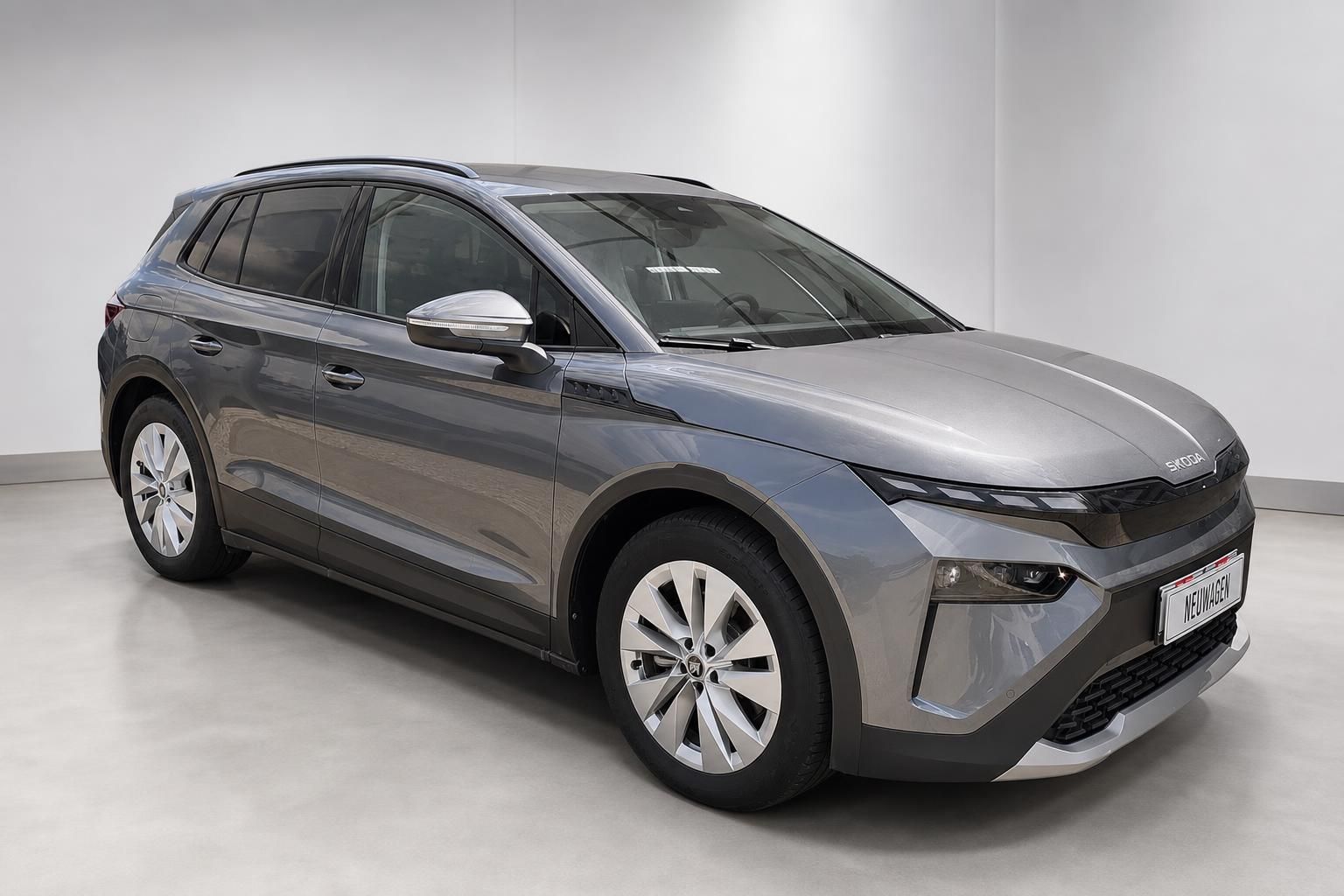 Skoda Elroq in Grau, Frontansicht schräg im Studio