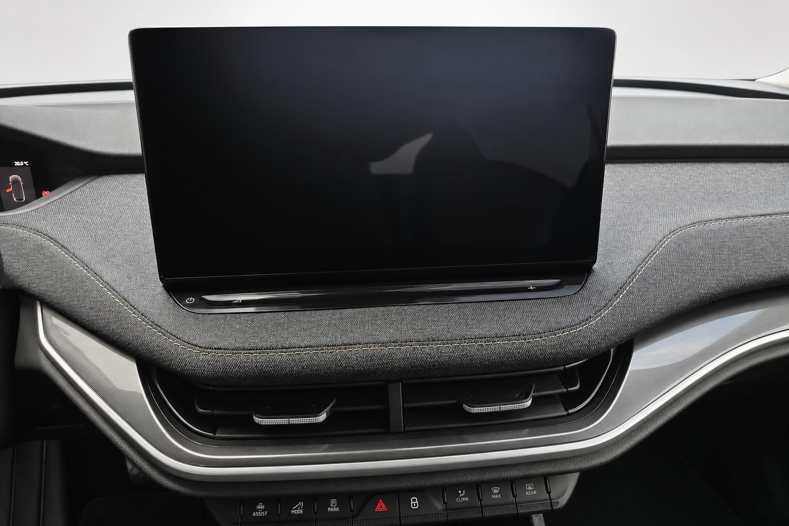 Infotainment-Display und Armaturenbrett im Fahrzeuginnenraum