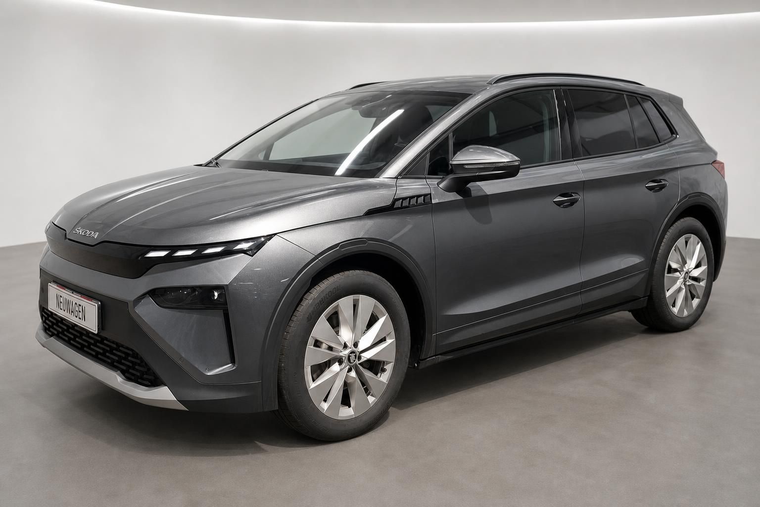 Skoda SUV in Grau metallic, Frontansicht schraeg im Studio