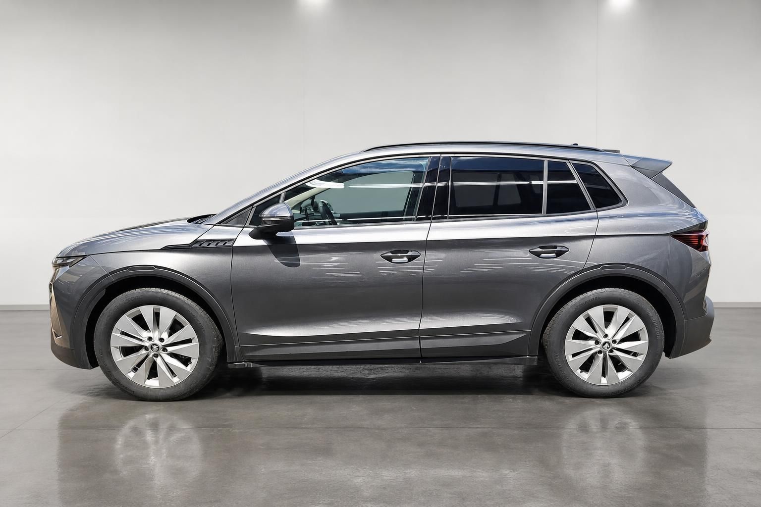 Skoda Elroq in Grau, Seitenansicht im Fotostudio