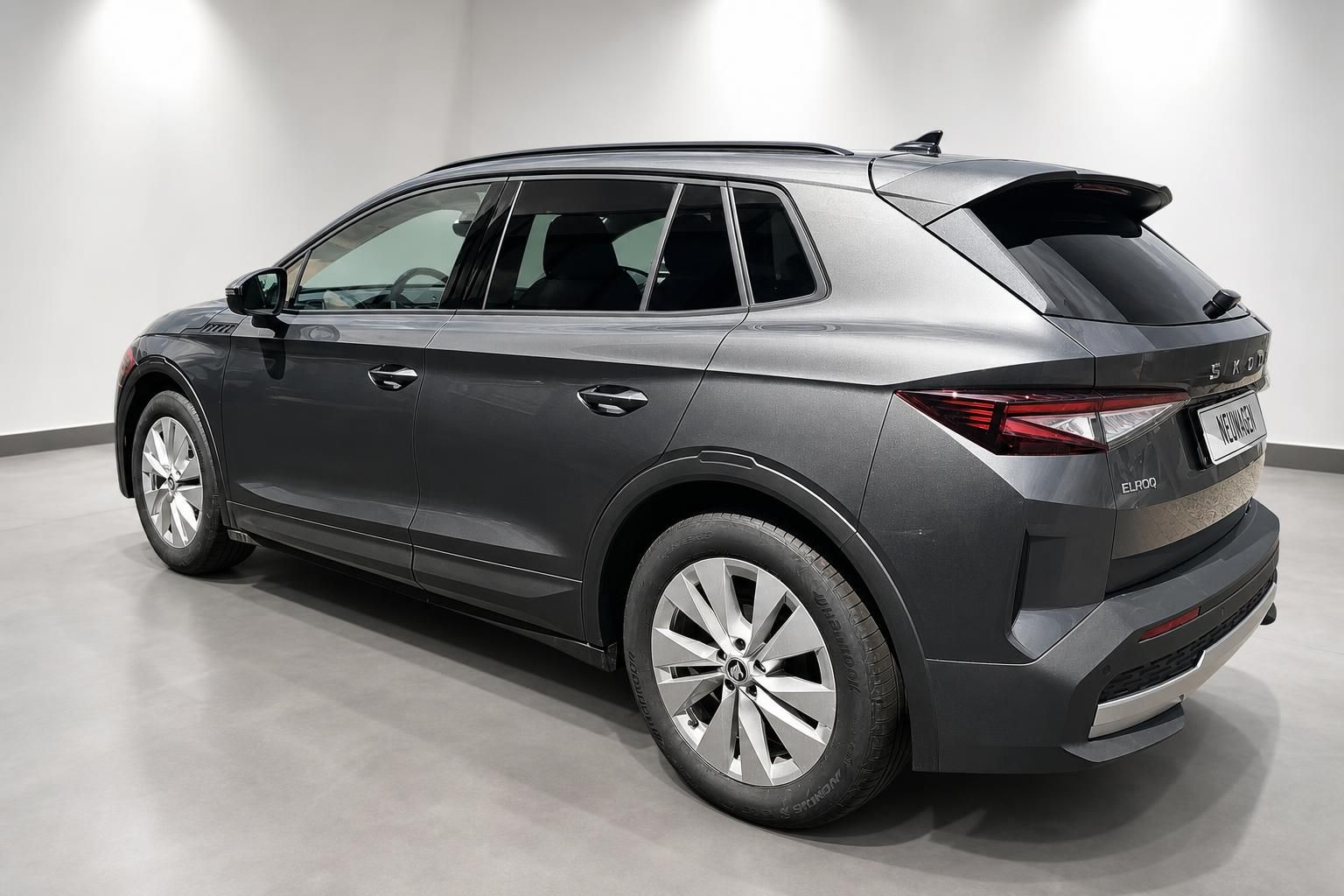 Skoda Elroq Heckansicht schräg, graue Metallic-Lackierung