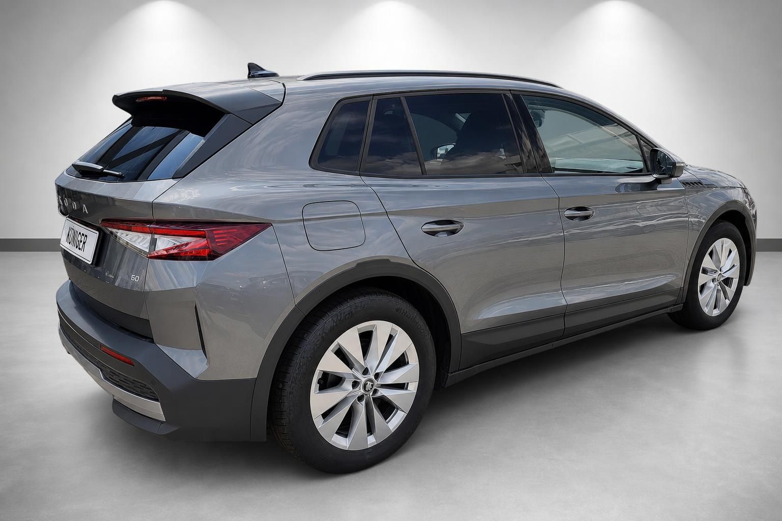 Skoda SUV in Grau, Heckansicht schraeg im Studio
