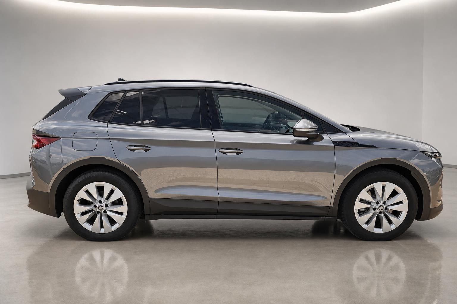 Skoda SUV in Grau, Seitenansicht im Fotostudio