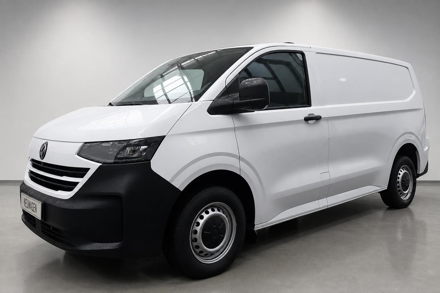 VW Transporter Kastenwagen weiß in Frontansicht im Studio