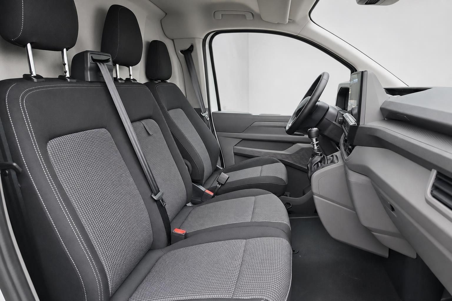Fahrersitz und Lenkrad im VW Transporter Innenraum