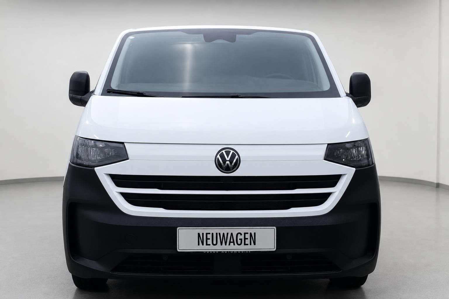 VW Transporter Neuwagen weiß Frontansicht mit VW Logo und Kühlergrill