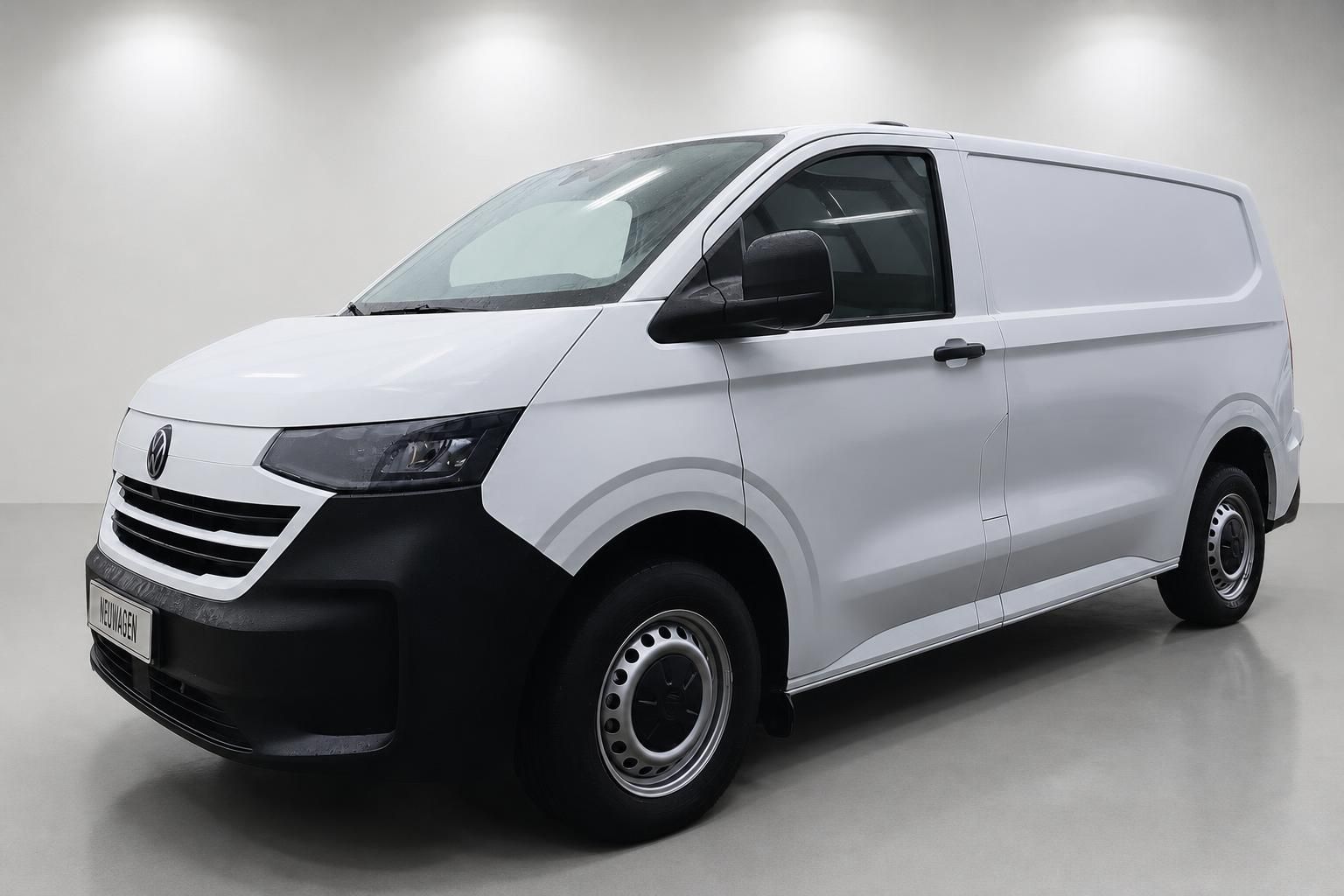 VW Transporter Kastenwagen weiß in Frontansicht schräg von vorne