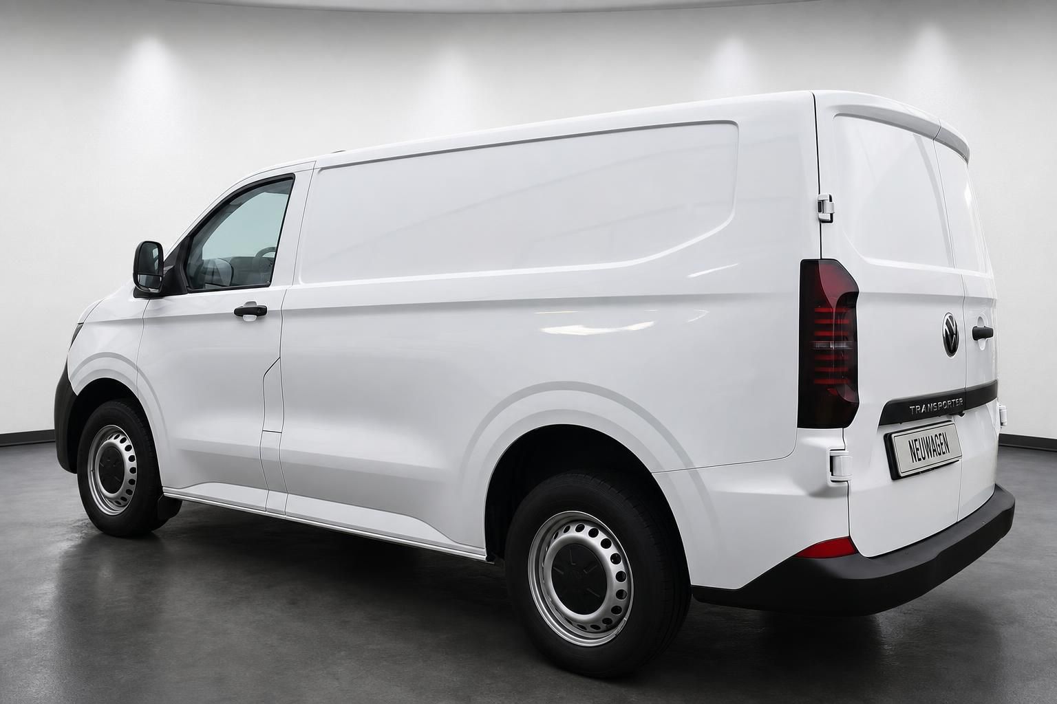 VW Transporter Kastenwagen weiß Heckansicht schräg von hinten