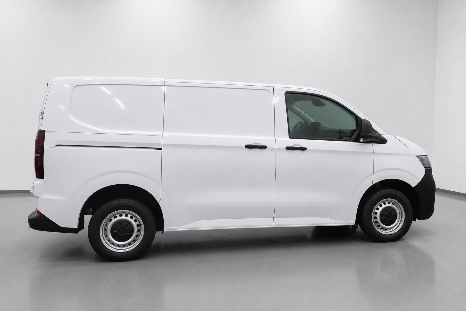 VW Transporter weiß, Seitenansicht im Studio