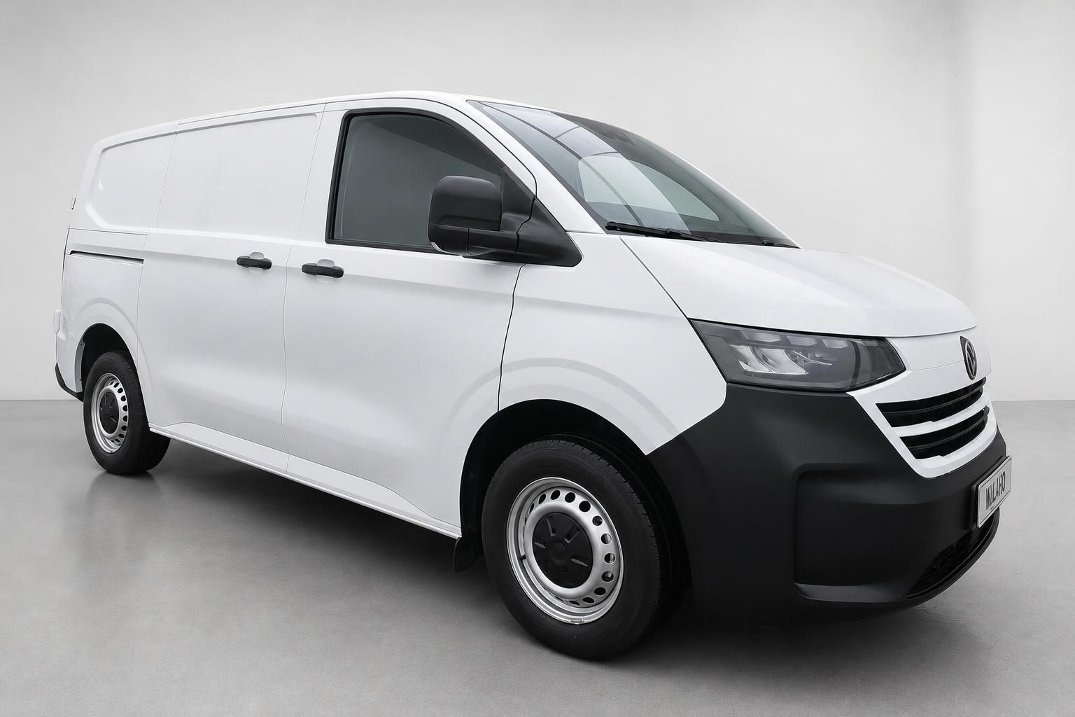 VW Transporter weiß, Frontansicht schräg im Studio