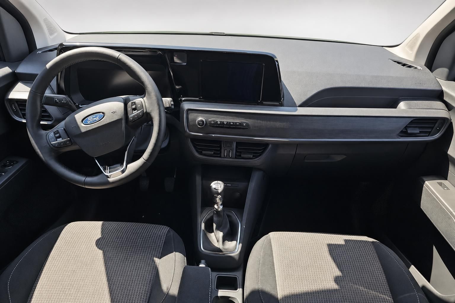 Cockpit und Armaturenbrett des Ford mit Lenkrad, Schaltung und Display