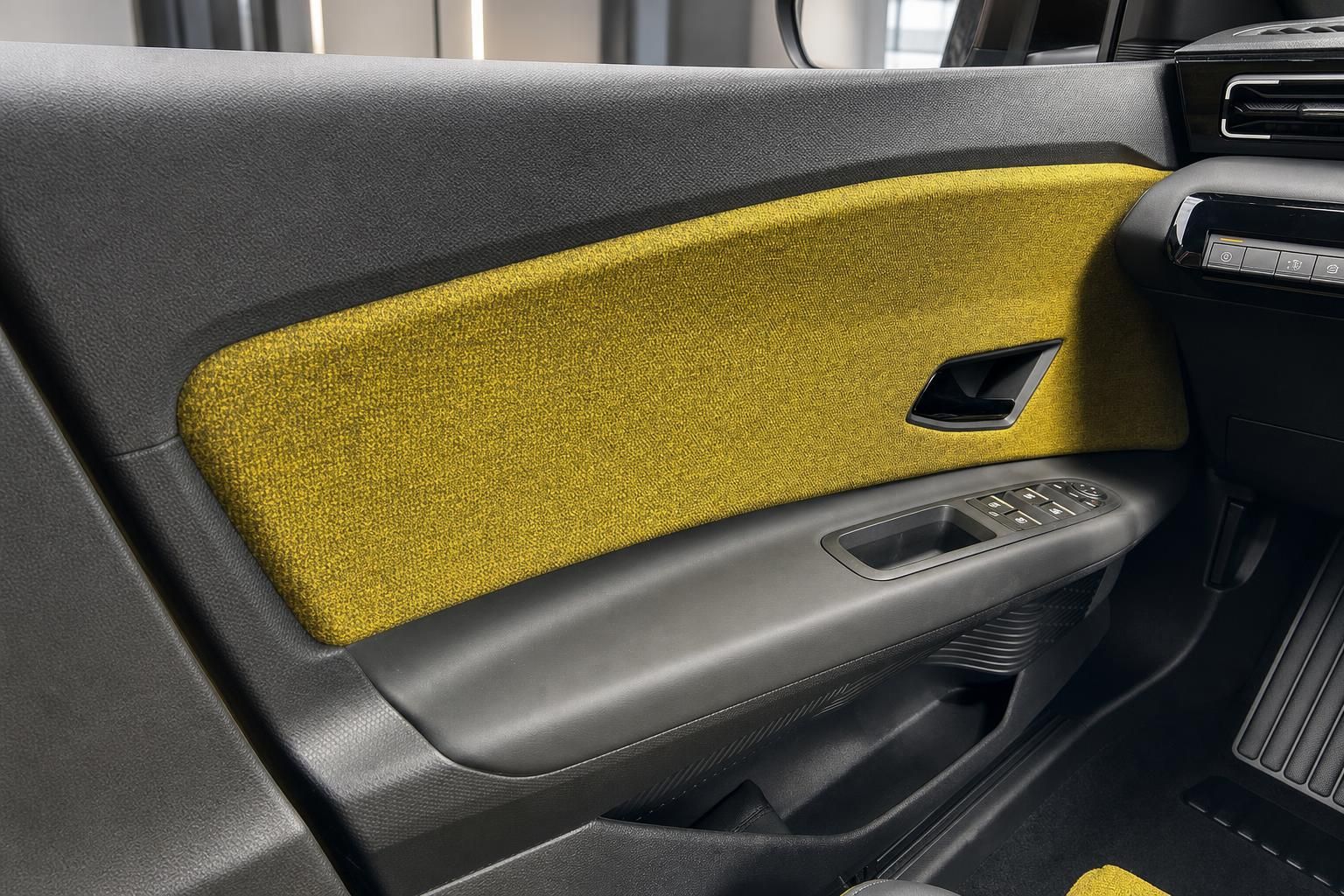 Fahrzeug Innenraum Türverkleidung mit gelbem Stoffdekor und Fensterheberschalter