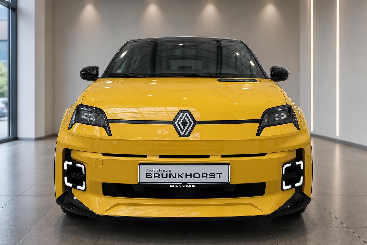 Renault 5 E-Tech Electric gelb Frontansicht im Autohaus